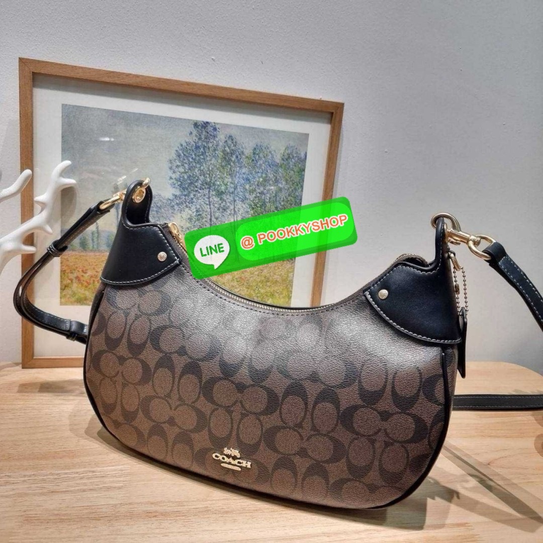 COACH CI791 MARA HOBO IN SIGNATURE CANVAS 🔆 Details รุ่นใหม่ พร้อมสีใหม่ก่อนใคร กับกระเป๋าสะพายทรงโฮโบ ใบใหญ่จุใจ ดีไซน์ออกมาให้รูปทรงดูหรู สุดพิเศษที่มีสายสะพายมาให้ถึง 2 แบบ เป็นสายสั้นสำหรับสะพายไหล่ และสายยาวสำหรับสะพายข้าง สามารถสลับใช้ได้ตาม