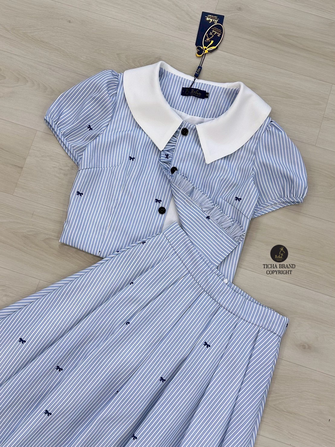 ชุดเซทแฟชั่น Set 2ชิ้น เสื้อครอป + กระโปรง เสื้อคอปกแขนตุ๊กตา กระดุมหน้า