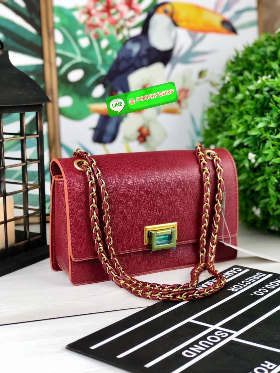 Restock พร้อมส่งครบสีค่า เพิ่มความหรูหราให้คุณกับใบนี้เลยค่ะ Charles & Keith Chain Strap Shoulder Bag กระเป๋าสะพายสายโซ่วางอยู่ทรง วัสดุหนังลายเกรน ตัดกับอะไหล่สีทองหรูหราลงตัว เปิดปิดแบบตัวดันล็อก ด้านในมีช่องซิปเล็ก1 ช่อง จุของได้ดี ใส่กระเป๋าเงินใบยาวไ