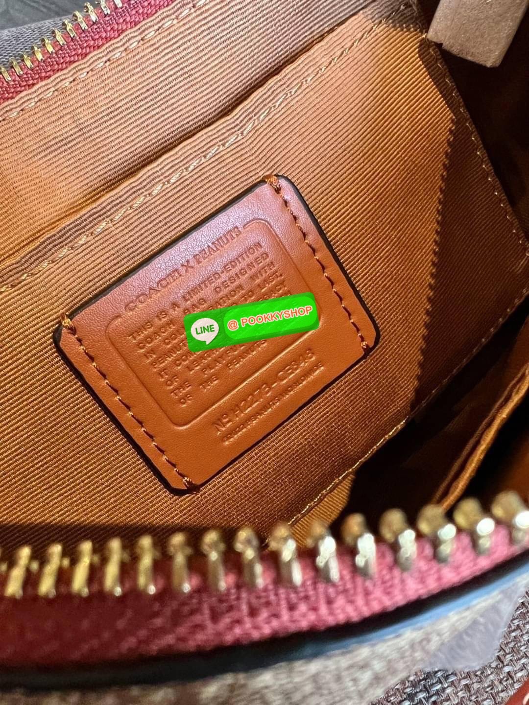 COACH X PEANUTS TERI SHOULDER BAG IN SIGNATURE WITH PATCHES ((CE848)) 📣พร้อมส่งที่ไทย ห้ามพลาด สวยก่อนใครค่าา! กับกระเป๋าคล้องไหล่หรือสะพายแบบครอสบอดี้ร์ หนังแท้สวย ☃️ด้านหน้าปักลวดลายSnoopy+Snow น่ารักๆน่าใช้มากๆ เปิด-ปิดกระเป๋าด้วยซิปภายใ