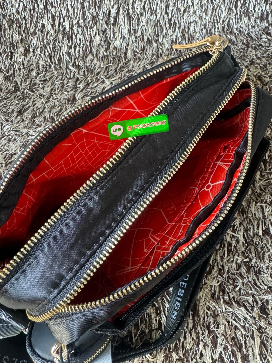 Kipling by BEAMS Design Abanu crossbody กระเป๋าสะพายไหล่ที่มีดีไซน์จากนักครีเอเตอร์ชื่อดังในประเทศญี่ปุ่น ทำให้ช่วยเพิ่มความโมเดิร์นไม่ตกเทรนด์ให้กับลุคเครื่องแต่งกายของคุณมากขึ้น ตัวกระเป๋ามีขนาดเล็กกะทัดรัดแต่สามารถใส่ของที่จำเป็นได้ ไม่ว่าจะเป็นโทรศัพท