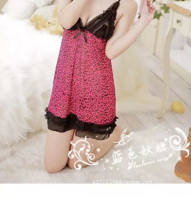 ชุดนอน เซ็กซี่ สายเดี่ยว เนื้อผ้าซีทรูเล็กน้อย ลายเสือดาวสีแดงเชอรี่ ช่วงอกแต่งจีบฟูๆ สีดำ ช่วยเน้นเนินอก สวยเซ็กซี่ คะ