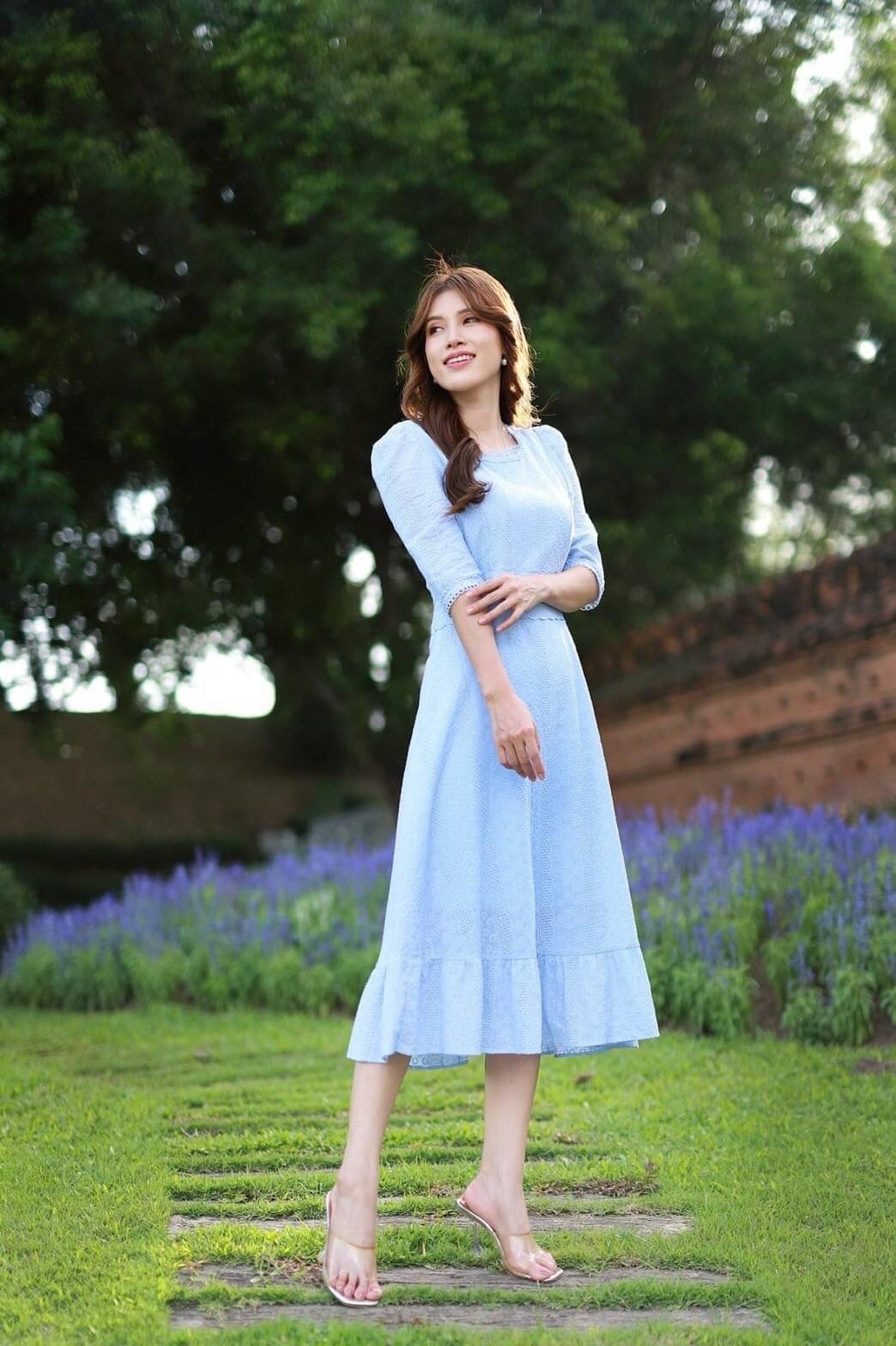 เดรสลูกไม้ถักทอฉลุตัวยาว คอกลมแขนศอก ดีไซน์ถักทอช่วงเอวระบายหยักๆ ชายกระโประแต่งระบายเล็กน้อย บอกเลยผ้าดีมาก ผ้านิ่ม ใส่สบาย มีซิปหลัง เย็บซับในอย่างดี ทรงเป๊ะมาก จะใส่ออกงาน หรือจะใส่เที่ยวถ่ายรูปได้ทุกโอกาสเลยนะคะ