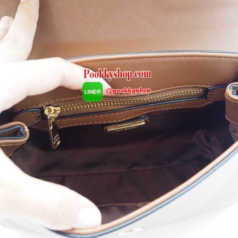 LYN MAXINE XS BAG กระเป๋าถือทรงสวย อยู่ทรงแข็ง ฝากระเป๋าเปิด-ปิดด้วยกระดุมแม่เหล็ก อะไหล่ปั๊มโลโกแบรนด์ ภายในมี 1 ช่องโล่ง ช่องเล็ก 1 ช่องและช่องซิปเล็ก มีหูหิ้วคล้องแขนสะดวก มาพร้อมสายยาวปรับได้ ถอดได้ ใส่ipad mini ได้ จุของได้เยอะ สะพายไปเรียน ทำงาน ดูด