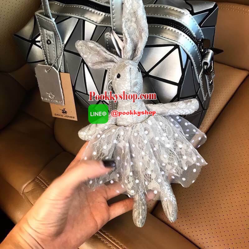 สีเข้าใหม่รุ่น หายากคะ ทรง speedy ขายดี น่ารักมาก สี Matte grey ( สีเทาอ่อนคะ ) มาพร้อมกระต่ายเข้า set เลิศคะ กระเป๋า จากแบรนด์ David Jones กระเป๋าสะพายข้างดีไซน์เกร๋มาก สีสวยหรูมาก ขนาดกะลังดีเลย น้ำหนังเบามากคะ ภายในมีช่องเก็บของจุกจิกได้ มีถุงผ้าแบรนด์