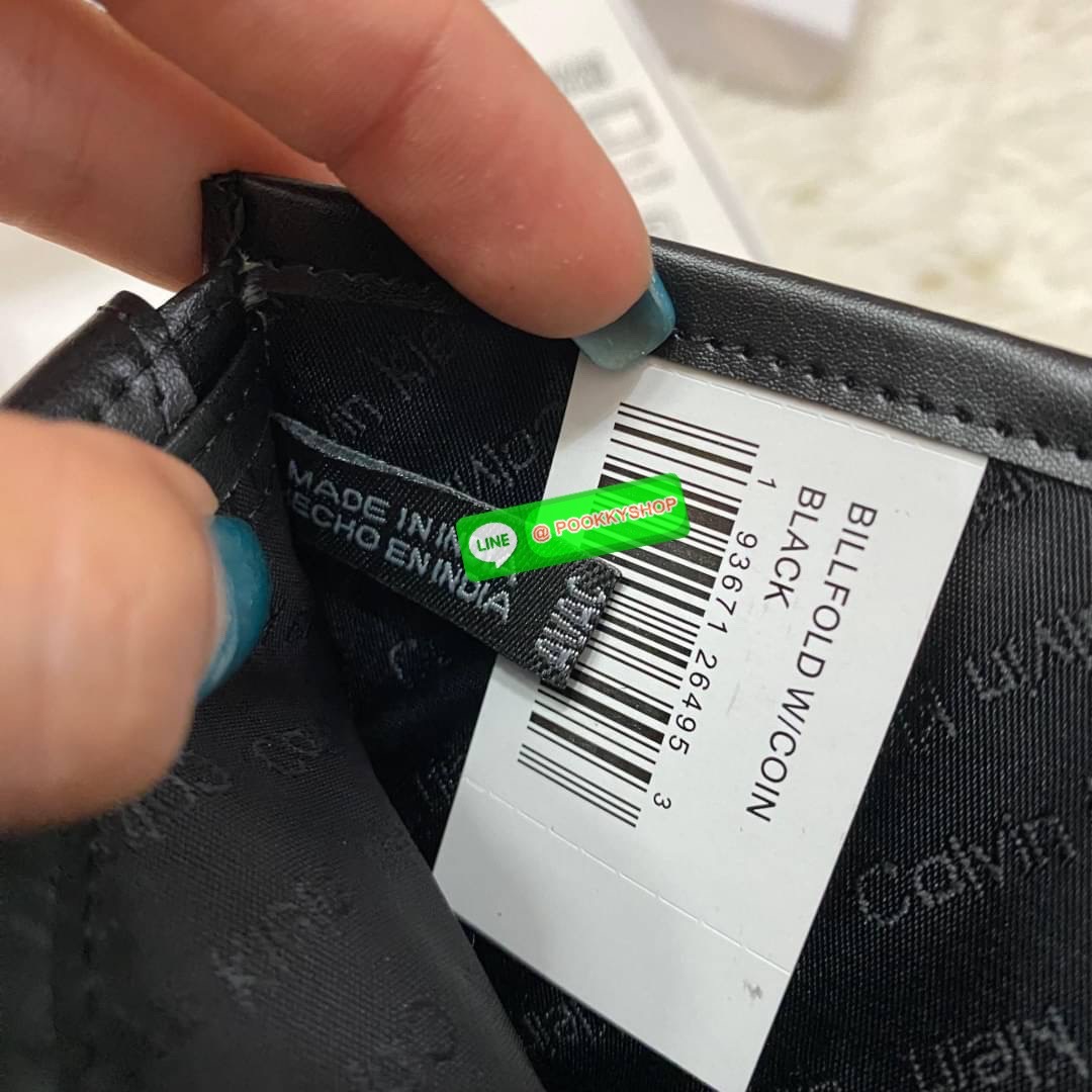 Calvin Klein Bifold Leather Short Wallet กระเป๋าสตางค์ใบสั้น และ ที่ใส่บัตรย่อยแบบเป็นสัดส่วน หนังดี นุ่มมือ รูปลักษณ์เรียบหรูแต่เท่ห์ตามแบบฉบับของแบรนด์Set นี้มาเท่าไรก็หมดคะ รีบจับจองนะคะ มาพร้อมถุงกระดาษแบรนด์และกล่องจ้า สุดคุ้มมอบให้เป็นของขวัญหรือใช้
