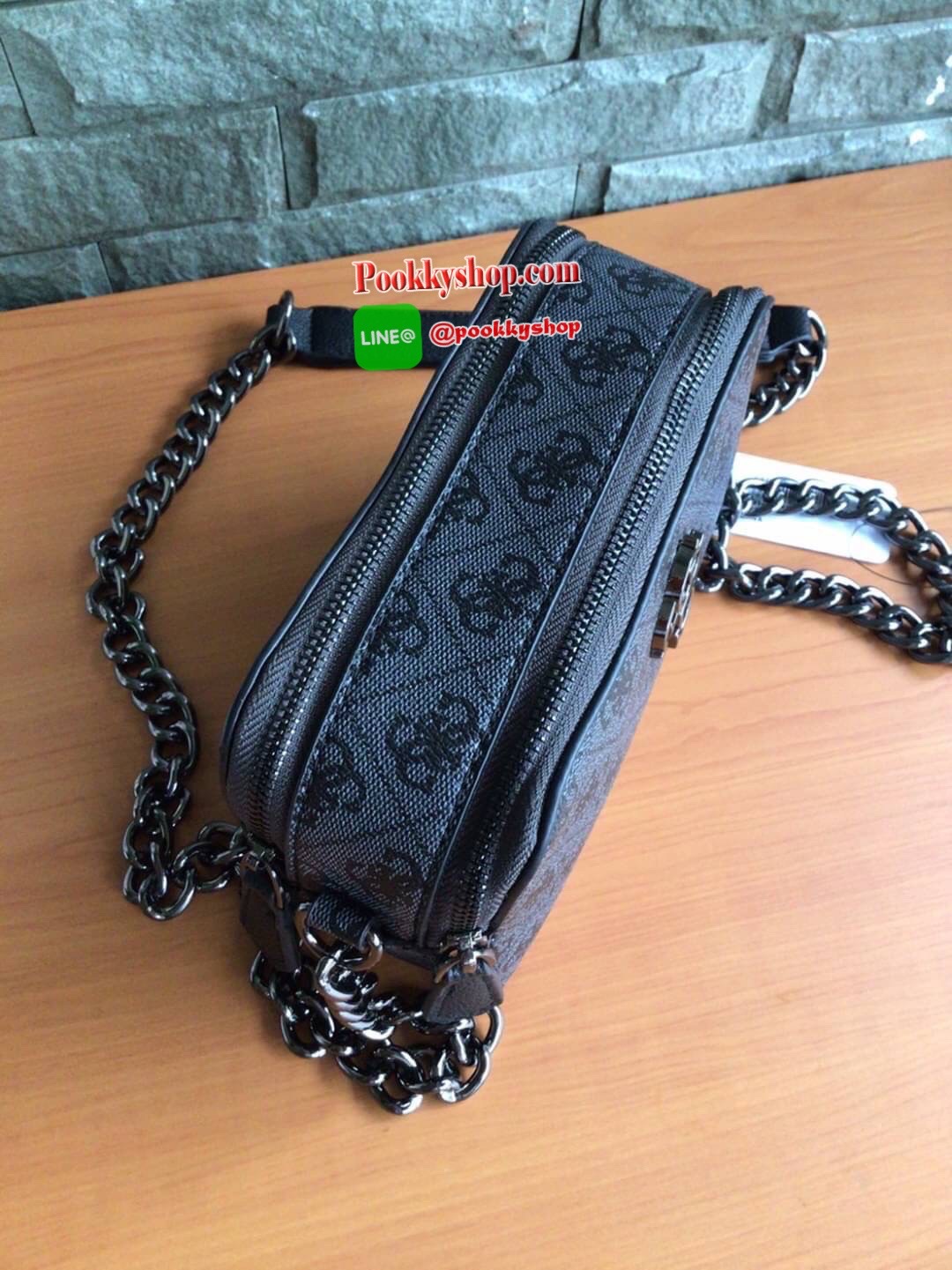 GUESS NOELLE CROSSBODY CAMERA BAG กระเป๋าสะพาย Crossbody รุ่นยอดนิยมหนังเรียบ และ หนังลาย Signature แบรนด์รอบใบ สวยอยู่ทรง ขนาดกำลังดี ด้านหน้ามีโลโก้แบรนด์ เปิดปิดด้วยซิปสะดวกใช้ แบ่งเป็น 2 ช่องซิป ภายในมีโลโก้ซับในลายแบรนด์ ภายในแยกเป็นสัดส่วนใช้งาน ใส่