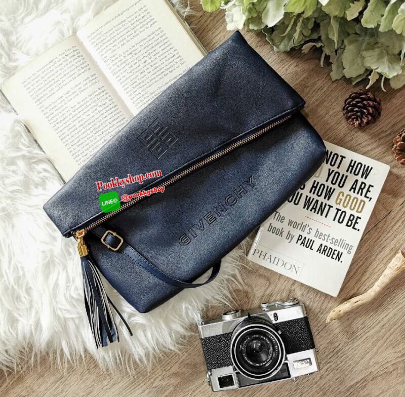 Best Seller!! Givenchy Parfums Black Leather Clutch (Premium From Counter Brand) กระเป๋าสะพายหนังนิ่มเรียบ Polyester100% สีดำเเบบสวยดูดีคลาสสิคไม่มีเอ้าท์ เปิดปิดด้วยซิป อะไหล่ทอง หัวซิปประดับพู่ ด้านหน้าปั้มโลโก้ GV ตัวใหญ่ ภายในมีช่องเล็กใส่ ipad กระเป๋
