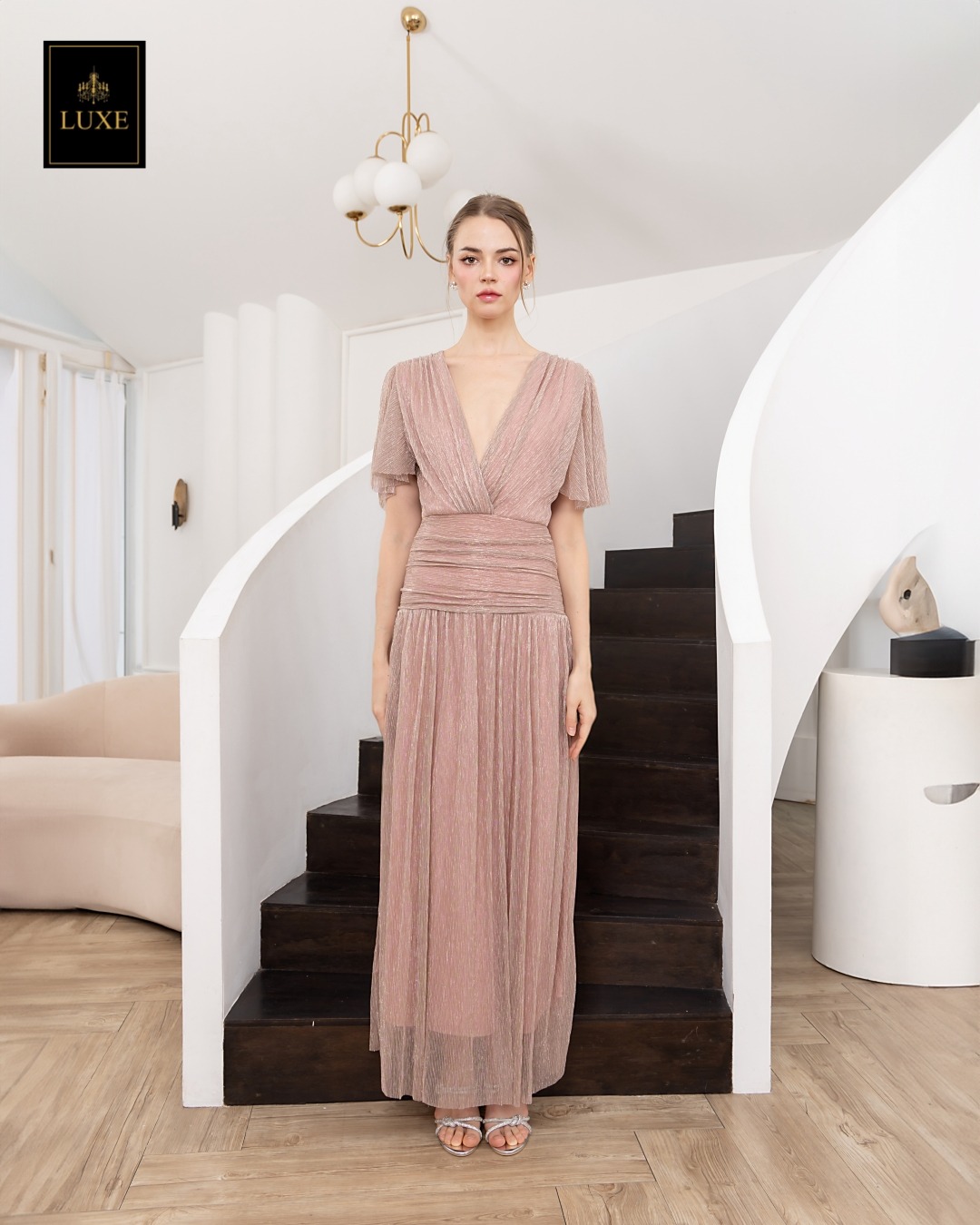 เดรสแฟชั่น แม็กซี่เดรสเสื้อคอวีป้าย แขนระบาย กระโปรงจับเดรปเข้ารูปตรงสะโพก