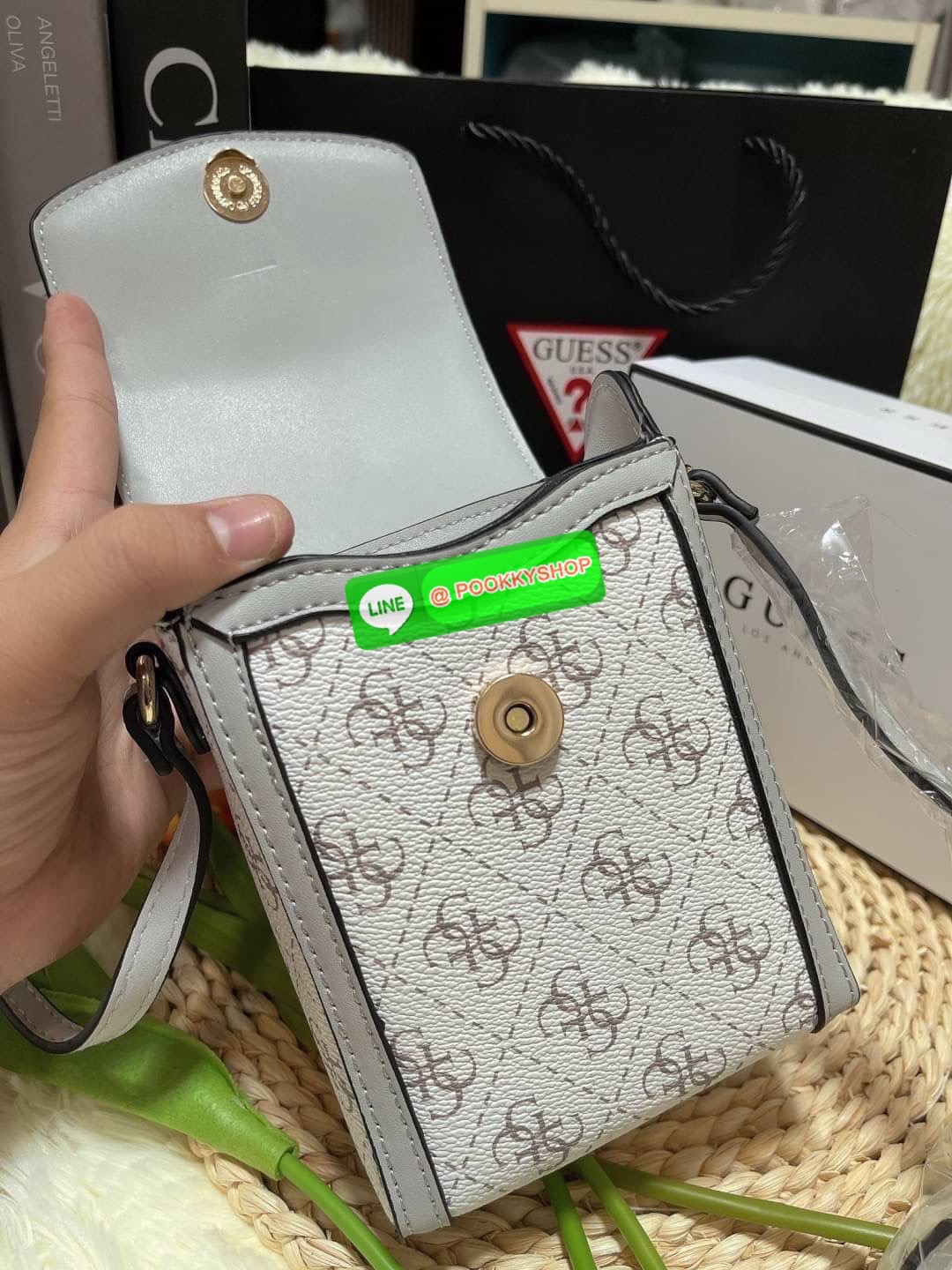 GUESS ฮอตและปังกว่านี้ไม่มีแล้ว!! กระเป๋าเอนกประสงค์ สำหรับใส่โทรศัพท์ ใส่เงิน ขนาดพกพาดีงาม!! บอกเลยว่าสวยทุกสี มาครบเซ็ทพร้อมส่งต่อเป็นของขวัญได้เลยค่า