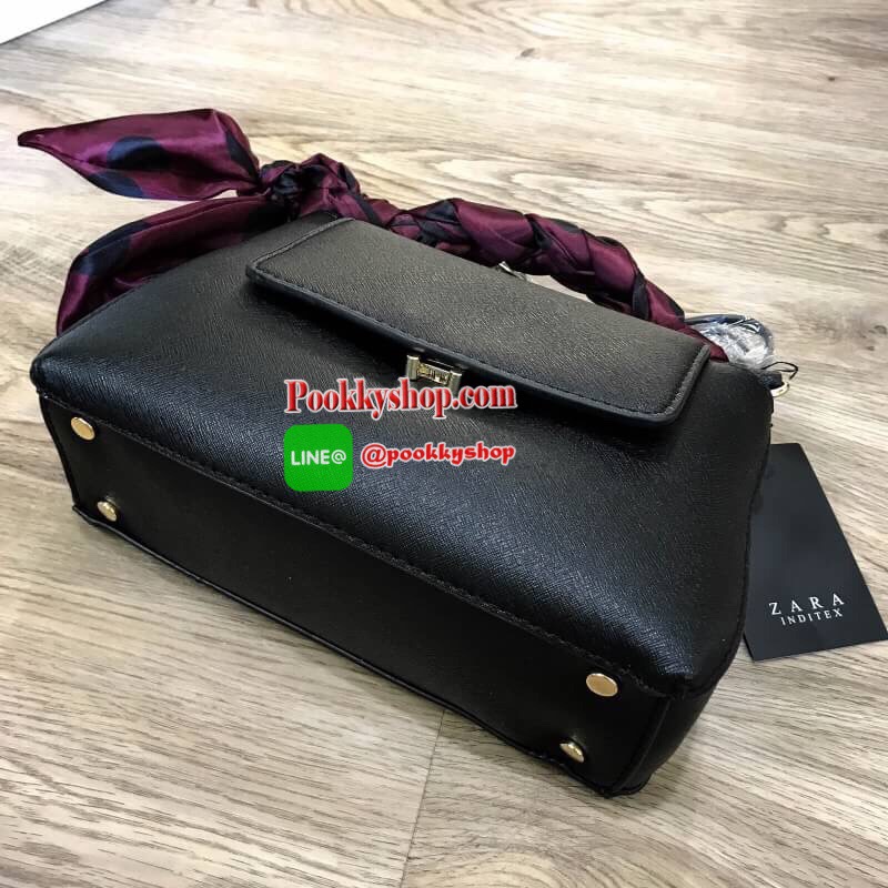 พร้อมส่งความน่ารัก..รุ่นใหม่ชนช็อป! NEW! ZARA MINI CITY BAG With POLKA DOTS SCARF กระเป๋าถือหรือสะพายรุ่นใหม่ชนช็อปวัสดุหนัง Saffiano อยู่ทรงสวยสไตล์ PRADA โดดเด่นที่มาพร้อม Scarf ลาย Polka dots พันหูหิ้วเป็นเปียสุดชิค หูหิ้วจับถนัดมือ เปิดปิดด้วยตัวล๊อค