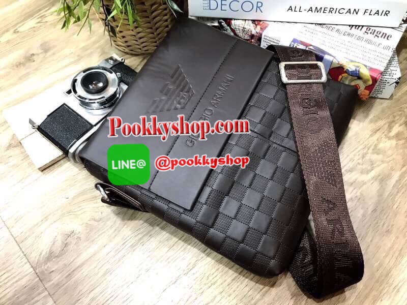 พร้อมส่งรุ่นฮ๊อตฮิต! GIORGIO ARMANI CROSSBODY BAG กระเป๋าสะพาย Limited Edition จาก GIORGIO ARMANI JEAN เปิดปิดด้วยฝาปิดแม่เหล็กซ่อนด้านในตัวกระเป๋า พร้อมซิปสะดวกใช้ ปั้มโลโก้แบรนด์ด้านหน้ามี1ช่องใส่ของ ด้านหลังมี1ช่องซิป ขนาดกำลังดี น้ำหนักเบา กันน้ำ สามา