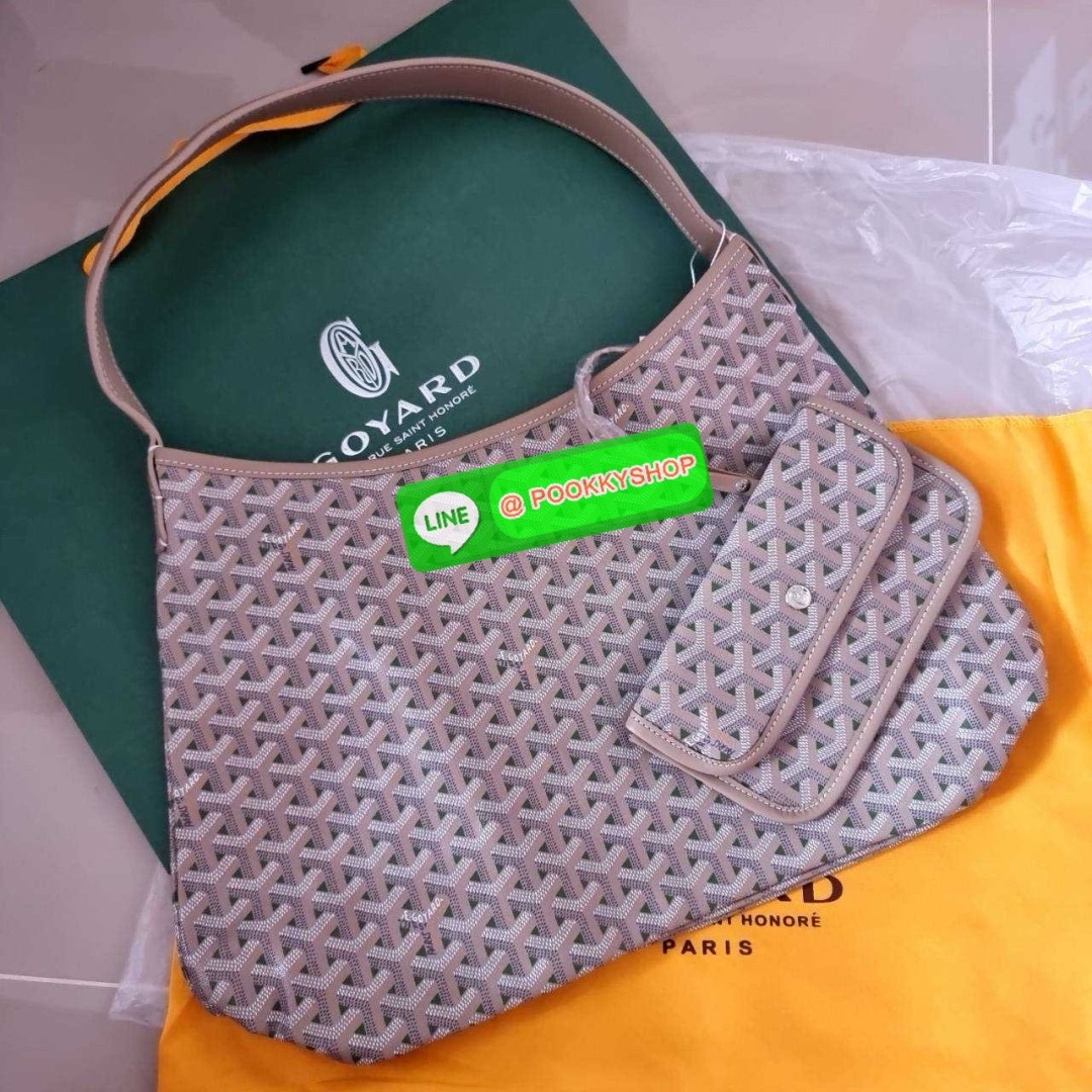 🔆 Model GOYARD BOHEME HOBO BAG 🔆 Details ไอเท็มที่ฮอต เด็ด! และมาแรง เข้าวงการแล้วออกไม่ได้จริงๆ! กับกระเป๋าโฮโบใบใหญ่ พร้อมใบลูก มาในสีลิมิเต็ดรุ่นที่ตามหา สวยเด่นเป็นเอกลักษณ์ด้วยลวดลายตัว Y เต็มผืน สายคล้องสะพายในตัว สะดวกใช้ หมดกังวลเร