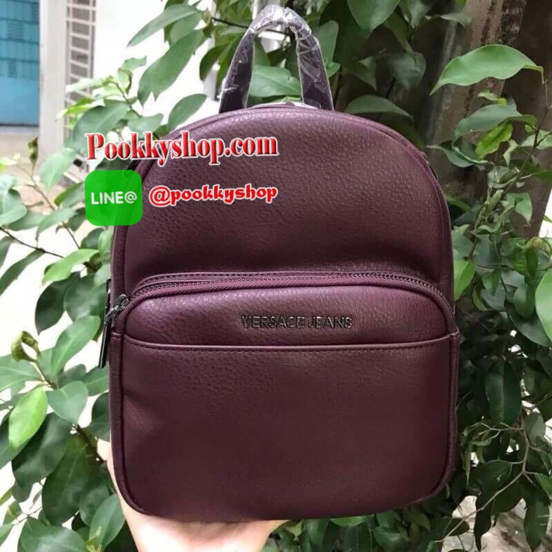 VERSACE JEANS BACKPACK BAG (VJ) กระเป๋าสะพายเป้จากแบรนด์ดัง วัสดุ PU คุณภาพดี นิ่ม ด้านในโล่งกว้าง มีช่องซิปหนึ่งช่อง ช่องเล็กใส่ของแยกเป็นสัดส่วน ด้านหน้ามีช่องซิปและช่องใส่มือถืออีกหนึ่งช่อง ซับในลายแบรนด์ รุ่นนี้สามารถสะพายได้ถึง2แบบ ราคาสุดคุ้มค่ะห้าม