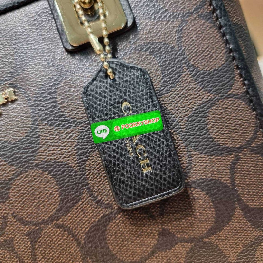 กระเป๋าถือ/สะพายรุ่นยอดนิยม ดีไซน์คงความคลาสสิค แฝงความหรูด้วยอะไหล่สีทอง หูจับในตัวสะดวกใช้งาน ปากกระเป๋ามีซิปปิดกันหล่นแน่นหนา ใต้กระเป๋ายังมีหมุดรองถนอมกระเป๋าอีกด้วย มีสายสะพายข้างให้ ถอดออกได้ ปรับได้ตามต้องการ ภายในโล่งกว้าง มีทั้งช่องซิปและช่องย่อย