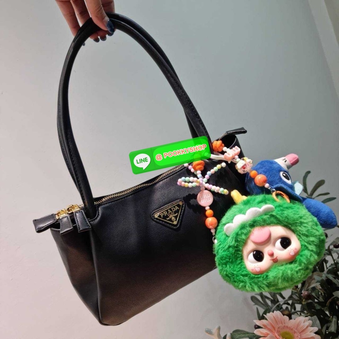 PRADA MEDIUM LEATHER HANDBAG 🔆 Details สะเทือนวงการแฟชั่นแบบสุด! กับกระเป๋าสะพายไหล่พรีเมี่ยมกิ๊ฟ ดีไซน์เก๋และมาแรงมาก สาวๆหนุ่มๆติดแกลมต้องไม่พลาด สวยดูแพง หูสะพายคล้องไหล่สะดวก ปากกระเป๋ามีซิปรูดเปิดปิดง่าย ภายในแบ่งสัดส่วนสวย โล่งกว้าง มีทั้งช่