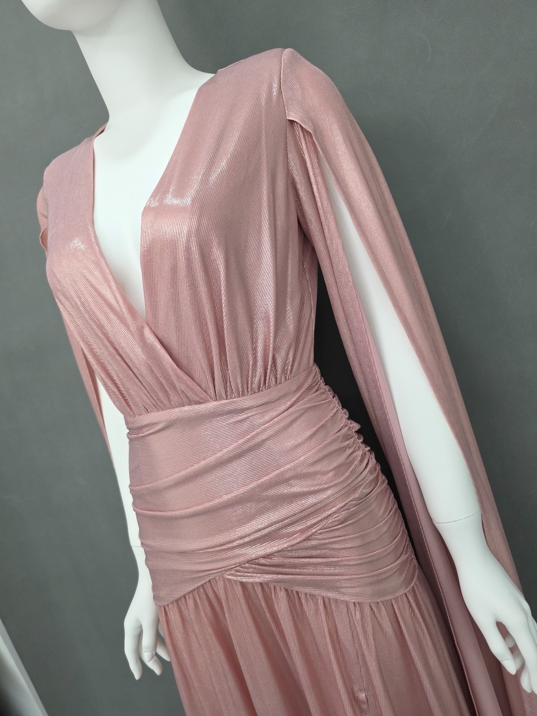 เดรสแฟชั่น แม็กซี่เดรสเสื้อคอวีป้าย แขนยาวเป็นผ้าคลุมในตัว กระโปรงเข้ารูปตรงสะโพก ผ่าหน้าขา ชายกระโปรงบาน