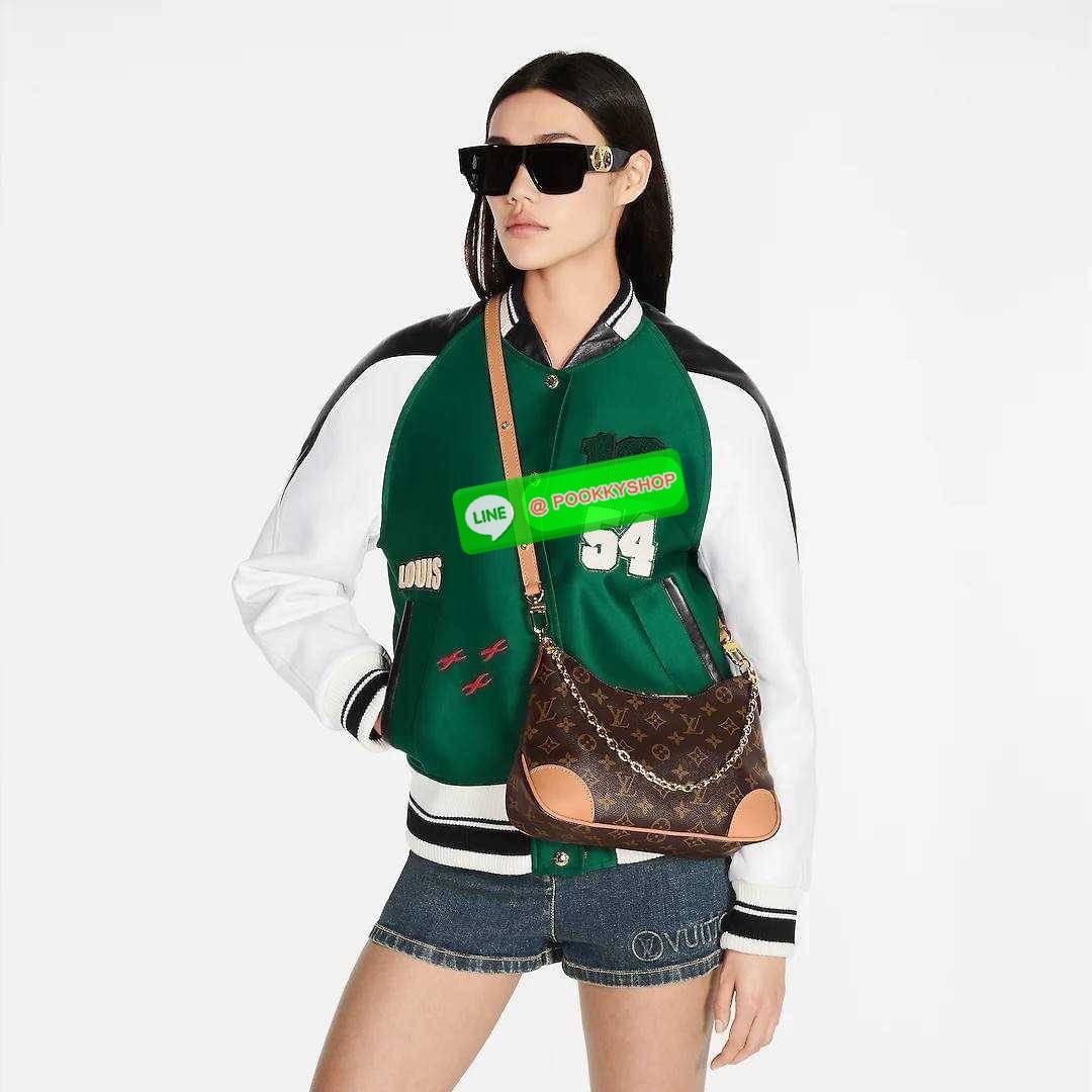 LV boulogne bag กระเป๋าสะพาย ดีไซน์คลาสสิครุ่นสุดปัง ขนาดกำลังดี ใช้งานได้สะดวกคล่องตัว วัสดุหนังแคนวาสทนทาน ปากกระเป๋ามีซิปเปิดปิด ภายในโล่งกว้าง ใส่ได้ทั้งกระเป๋าสตางค์ใบยาว มือถือ ของจำเป็นต่างๆ มาพร้อมสายสะพาย ปรับได้ตามชอบ และสายโซ่คล้องไหล่อีกหนึ่งเ