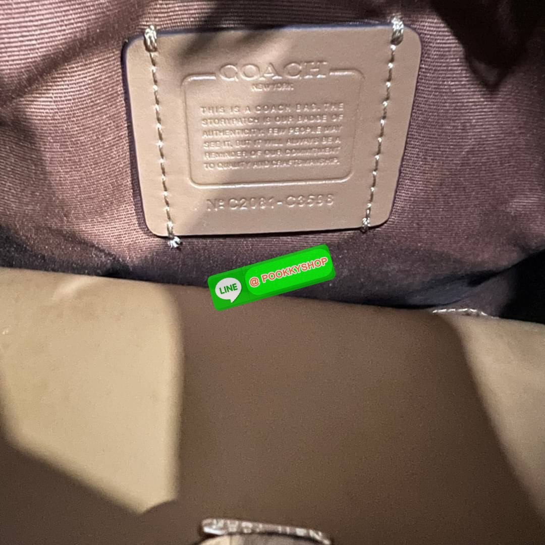 COACH C3598 SMALL TOWN BUCKET WITH SPACED WILDFLOWER PRINT มีความน่ารักละมุนมาก กระเป๋าทรงบัคเก็ต ดีไซน์ดอกไม้คละรอบใบ วัสดุหนังแท้ปากกระเป๋าเปิด-ปิดด้วยกระดุมแม่เหล็ก 2 มีหูจับในตัวและสายสะพายข้าง ภายในโล่งกว้าง มีช่องซิปแยกสัดส่วนตรงกลาง สายสะพายปรับระด