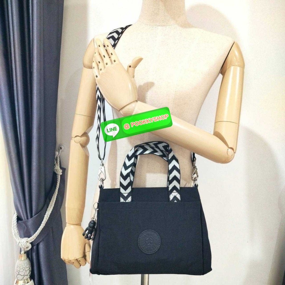 Kipling Kanaan กระเป๋าถือหรือสะพาย ขนาดเล็ก กะทัดรัด ดีไซน์เรียบ หรู วัสดุ ด้านนอก Nylon+ ซับใน Recycled Polyester มีช่องแยกใช้งานหลายช่อง ประกอบด้วย -ช่องซิแด้านหน้า 1 ช่อง -ช่องใช้งานหลักด้านใน 1 ช่อง พร้อมช่องแยกจัดเก็บ และ ช่องซิปย่อย -ด้้านหลังมีช่อง