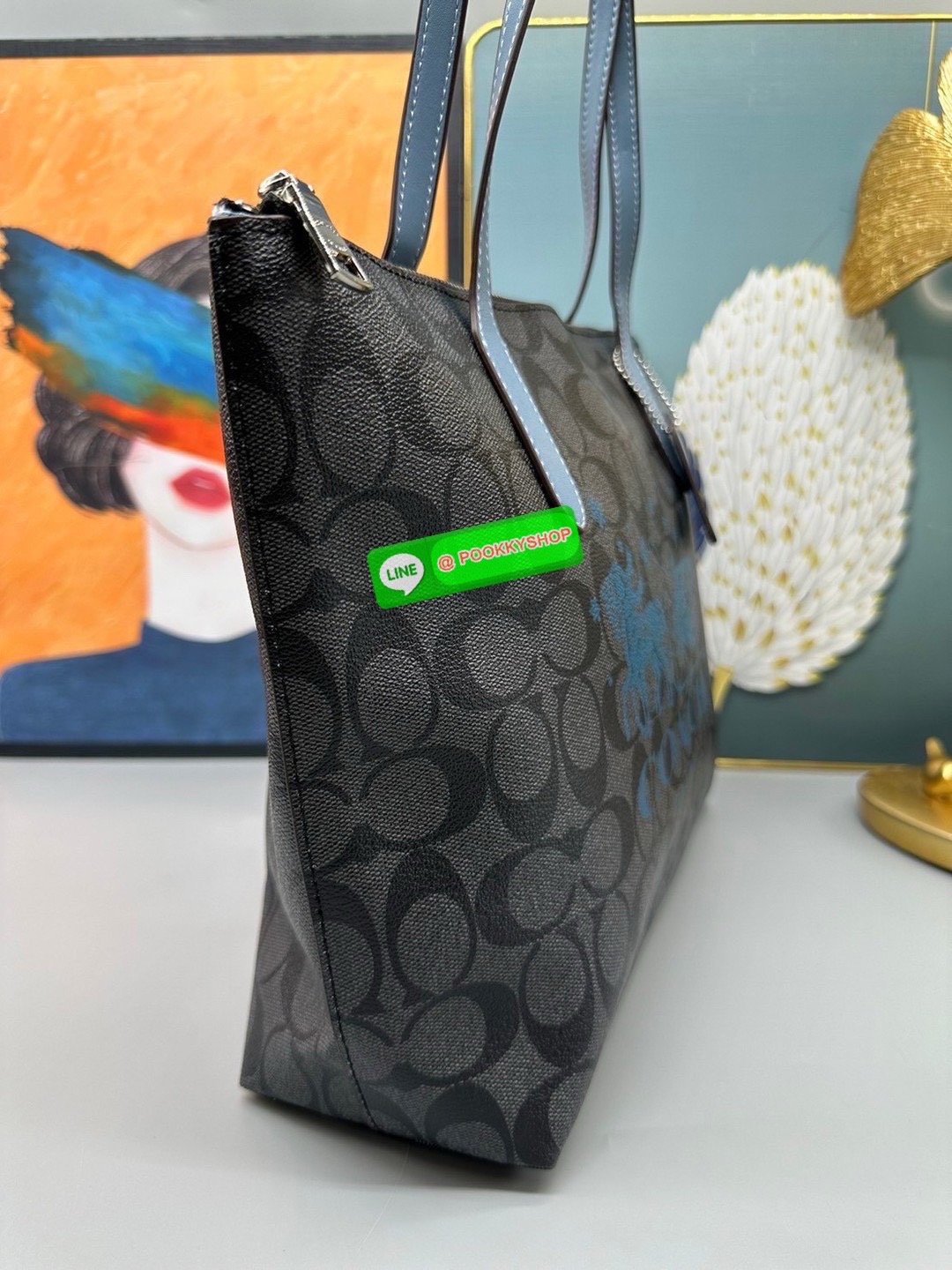 COACH CN626 – City Tote With Horse & Carriage Logo • กระเป๋าทรง Tote รุ่นยอดนิยม จุของได้เยอะ ใช้งานง่าย • วัสดุ Signature Coated Canvas • ด้านหน้าพิมพ์โลโก้ Horse & Carriage ขนาดใหญ่ สีสดใส เพิ่มลูกเล่นโดดเด่น