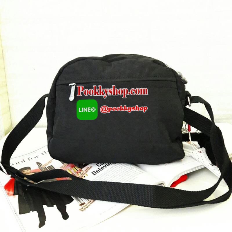 พร้อมส่ง KIPLING mini handbag k15313 กระเป๋าสะพายสุดน่ารัก ด้วยทรงกระเป๋าที่แสนจะน่ารัก มีความโค้งมน ขนาดกำลังดี ใช้งานง่ายๆในทุกวันของคุณ มีช่องด้านหน้าเปิดปิดง่ายด้วยตีนตุ้กแก และช่องอเนกประสงค์ปิดมิดด้วยซิป พร้อมพวงกุญแจน้องลิงอันเป็นเอกลักษณ์ของแบรนด์