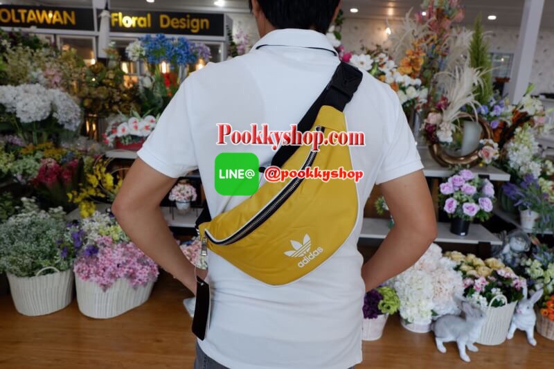 ADIDAS ORIGINALS ADICOLOR WAIST BAG Best seller! **ดาราเซเลปใช้กันเพียบ ช้าอดหมดก่อนนาจา กระเป๋าคาดอก/คาดเอวสุดชิค ดีไซน์เรียบง่าย แต่สะพายแล้วเท่ห์ คลาสสิคสุดๆ อะไหล่เงิน เปิด-ปิด ด้วยซิป ภายในกว้าง ใส่กระเป๋าสตางค์ยาวได้ และของจุกจิกได้ พอประมาณ มีช่องซ