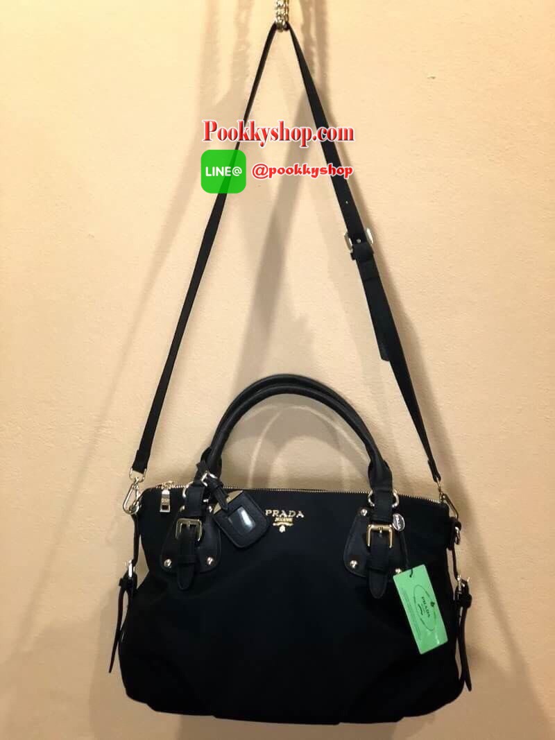 PRADA NYLON BAG WITH ZIP กระเป๋าถือหรือสะพายพรีเมี่ยมกิ้ฟจากเคาน์เตอร์แบรนด์ Limited edition วัสดุ Nylon เนื้อหนาคุณภาพดีตามแบบฉบับแบรนด์ด้านหน้าประดับโลโก้หรู เปิดปิดด้วยซิป ภายใน Polyester 100% มีโลโก้ ช่องซิปจุมากค่ะ สามารถใส่เอกสาร A4 ipad ของใช้ได้เย