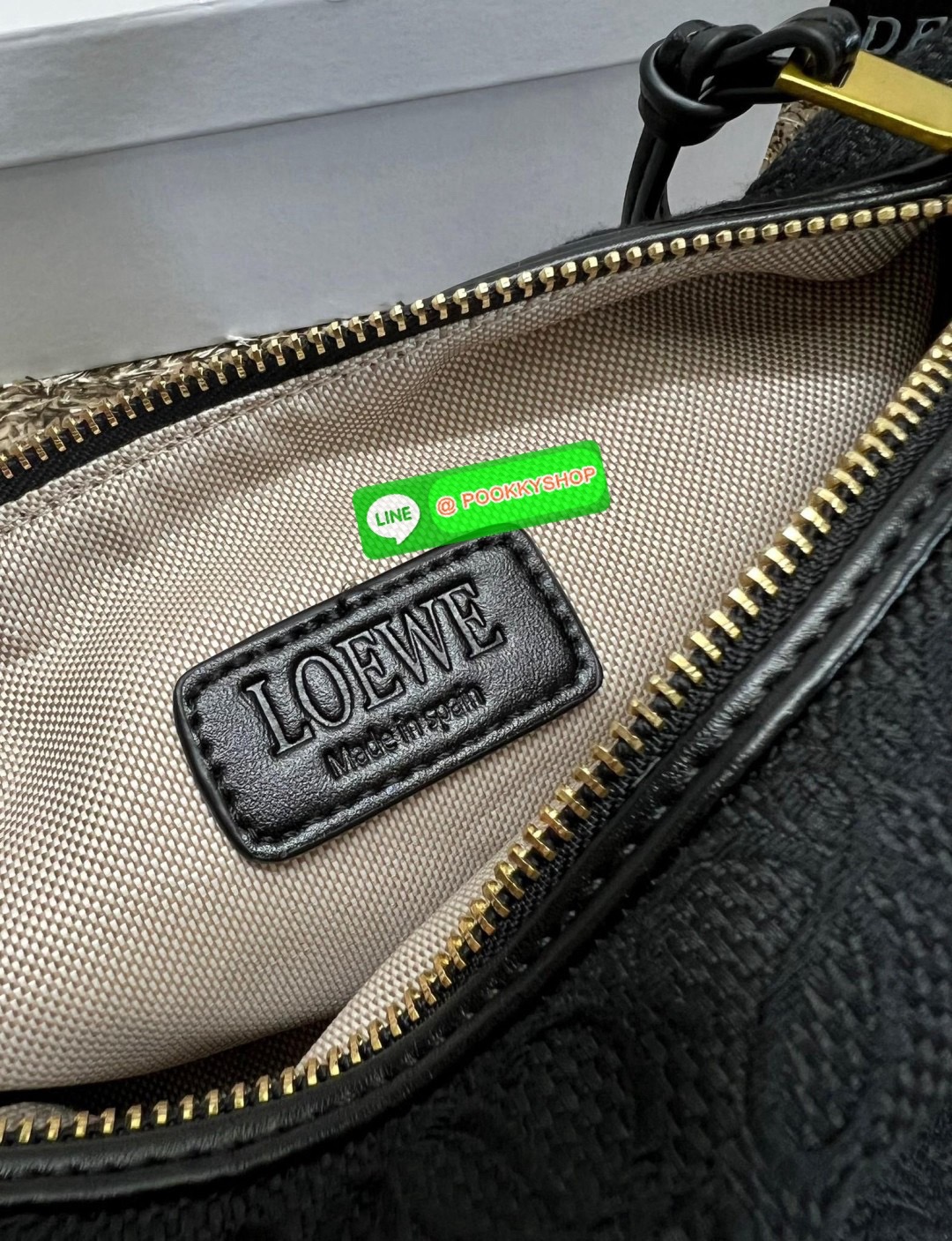 NEW IN!! สุดฮิตไปกับกระเป๋าสไตล์มินิมอล ที่ยังคงดูดีในทุกช่วงเวลา! LOEWE SMALL CUBI BAG((vip gift ตปท.)) พร้อมส่ง! ไม่เล็กตามชื่อนะคะ กับกระเป๋าหิ้วหรือคล้องไหล่ได้ วัสดุแจคกาดทอลายแบรนด์ทั้งใบประณีตสวยงาม หูหิ้วหนังแท้ค่ะ เปิด-ปิดกระเป๋าแบบซิป ภายในกว้าง