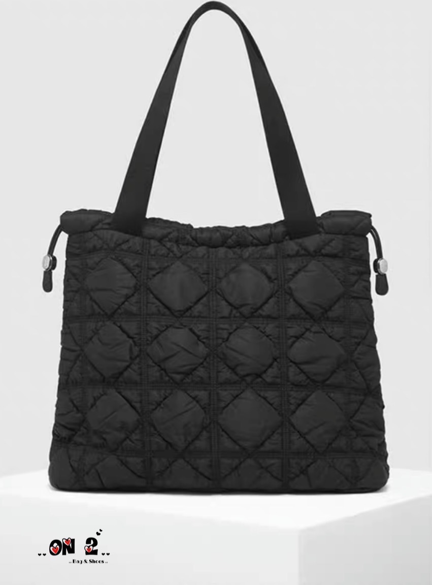 Memo Carlyn weekender (hot)(hot)(hot) งาน 1:1 (good)วัสดุตัวกระเป๋าทำจากผ้ากันน้ำอย่างดี waterproof (water) ผ้าขาวอะหลั่ยสีทอง ผ้าดำอะหลั่ยสีเงิน ปากกระเป๋าเป็นปากรูด งานปั๊มทุกจุด สายกระเป๋าทำจากผ้าทอ สะพายขึ้นไหล่ได้ งานปั๊มทุกจุด ถุงผ้า ,plastic bag, ก