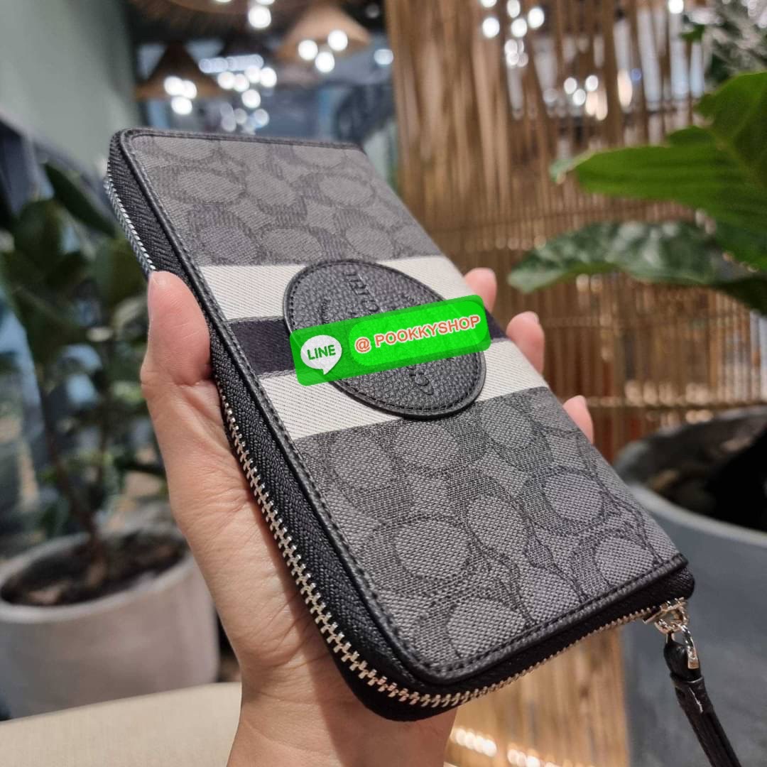 COACH C9073 DEMPSEY LARGE PHONE WALLET IN SIGNATURE JACQUARD WITH STRIPE AND COACH PATCH พร้อมเสิร์ฟความเลิศหรู กับคอลใหม่ล่าสุด กระเป๋าสตางค์ใบยาวกึ่งคล้องมือ สีสุดละมุน ถือใช้คือขับผิวสุด!! วัสดุผ้า jacquard สลับหนัง pepble มาพร้อมสายคล้องมือในตัว กันหล