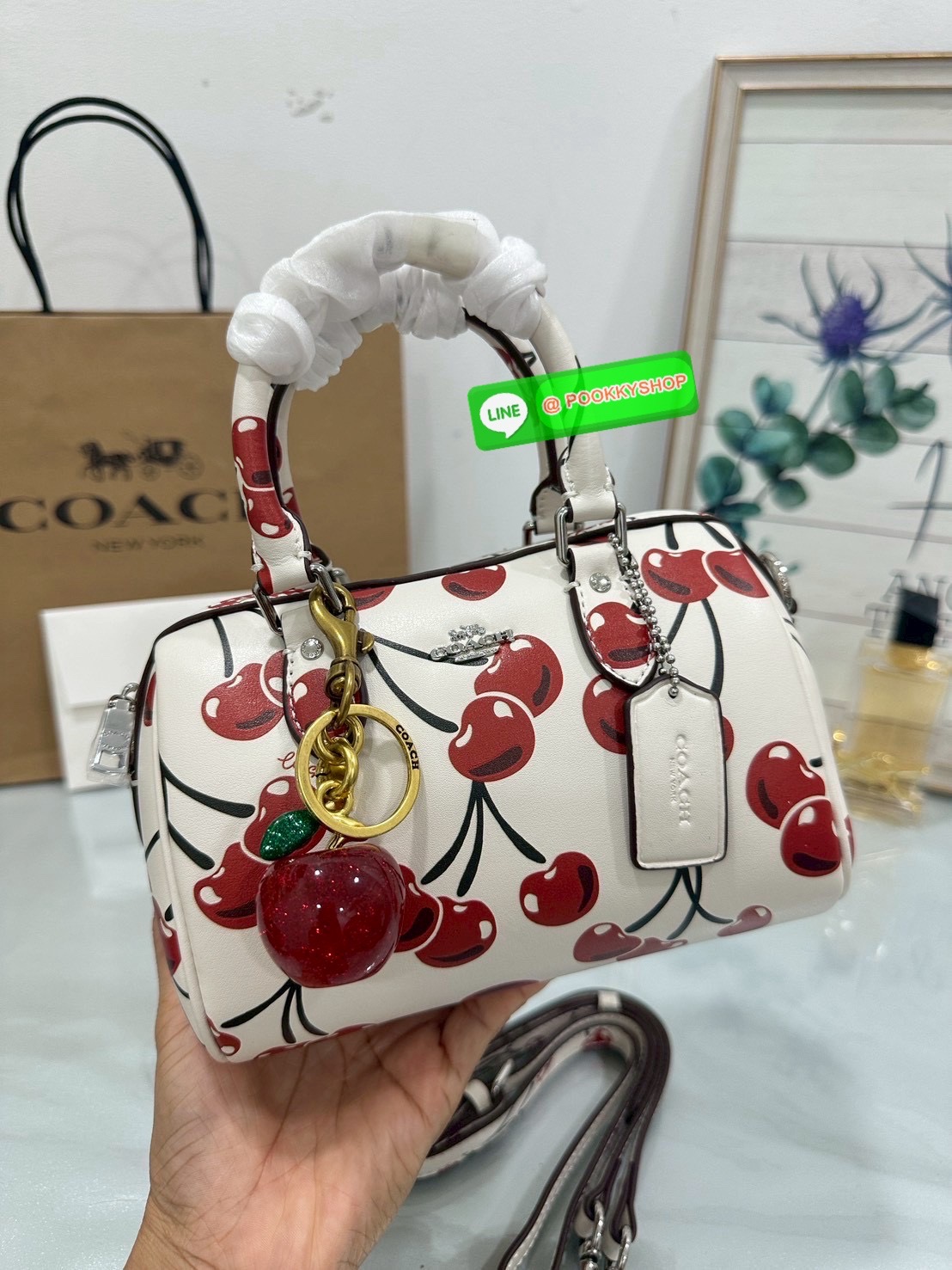 🍒 Coach CY745 – Mini Rowan Crossbody Bag With Cherry Print ใบจิ๋วแต่น่ารักที่สุดในโต๊ะวันนี้ สดใสขี้เล่น สะพายเมื่อไหร่…ก็น่ามองเสมอ “หวานแบบเด็กผู้หญิง สดใสแบบผู้หญิงเก่ง และซ่อนความขี้เล่นไว้ในใบเดียว”Coach Mini Rowan รุ่นพิเศษพิมพ์ลาย Cherry ทั