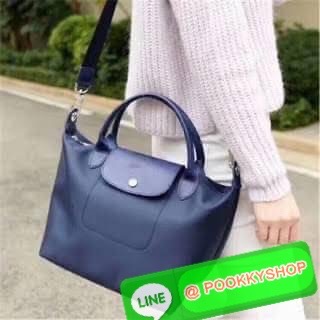 💕Longchamp LE PLIAGE NÉO TOP HANDLE BAG (small size) อีกหนึ่งรุ่นยอดนิยม ที่สาวๆ ต้องมีไว้เก็บไว้สักใบ กระเป๋าโท้ทใบนี้ มาพร้อมกับสีที่มีสไตล์เรียบง่าย มีสายสะพายยาวปรับสั้นยาวได้ช่วยให้คุณสามารถสะพายไหล่ได้อย่างสบาย ในตัวสายปักโลโก้อันเป็นสัญลักษ