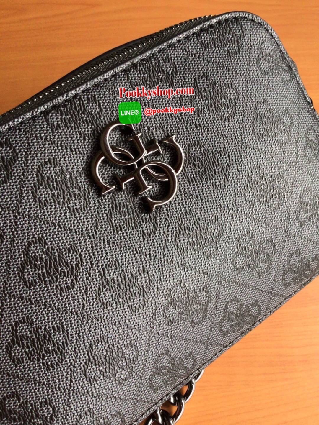 GUESS NOELLE CROSSBODY CAMERA BAG กระเป๋าสะพาย Crossbody รุ่นยอดนิยมหนังเรียบ และ หนังลาย Signature แบรนด์รอบใบ สวยอยู่ทรง ขนาดกำลังดี ด้านหน้ามีโลโก้แบรนด์ เปิดปิดด้วยซิปสะดวกใช้ แบ่งเป็น 2 ช่องซิป ภายในมีโลโก้ซับในลายแบรนด์ ภายในแยกเป็นสัดส่วนใช้งาน ใส่