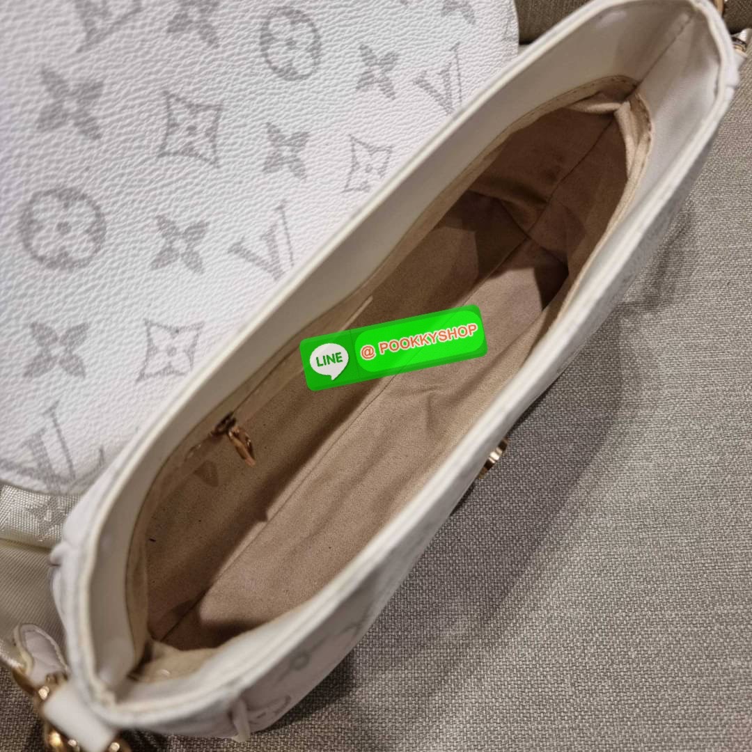 NEW ITEM!! LV CROSSBODY BAG WITH GWP กระเป๋าสะพายข้างพรีเมี่ยมกิ๊ฟ สีสวย คุณหนูสไตล์สุดๆ วัสดุหนังแคนวาส เปิด-ปิดกระเป๋าด้วยกระดุมแม่เหล็ก ภายในเป็นช่องโล่ง มีช่องซิปและช่องแยกให้ ใส่ของใช้สำคัญได้สบายๆ มือถือ พาวเวอร์แบงค์ เครื่องสำอางค์ ของจุกจิกได้หมดจ