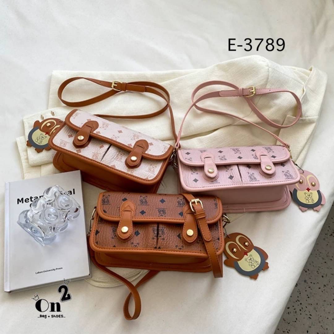 กระเป๋าสะพายข้างทรงแมสเซนเจอร์ เปิดหน้าอะไหล่ทอง มาพร้อมพวงกุญแจ+สายสะพายยาว พร้อมส่ง 3สีค่ะ