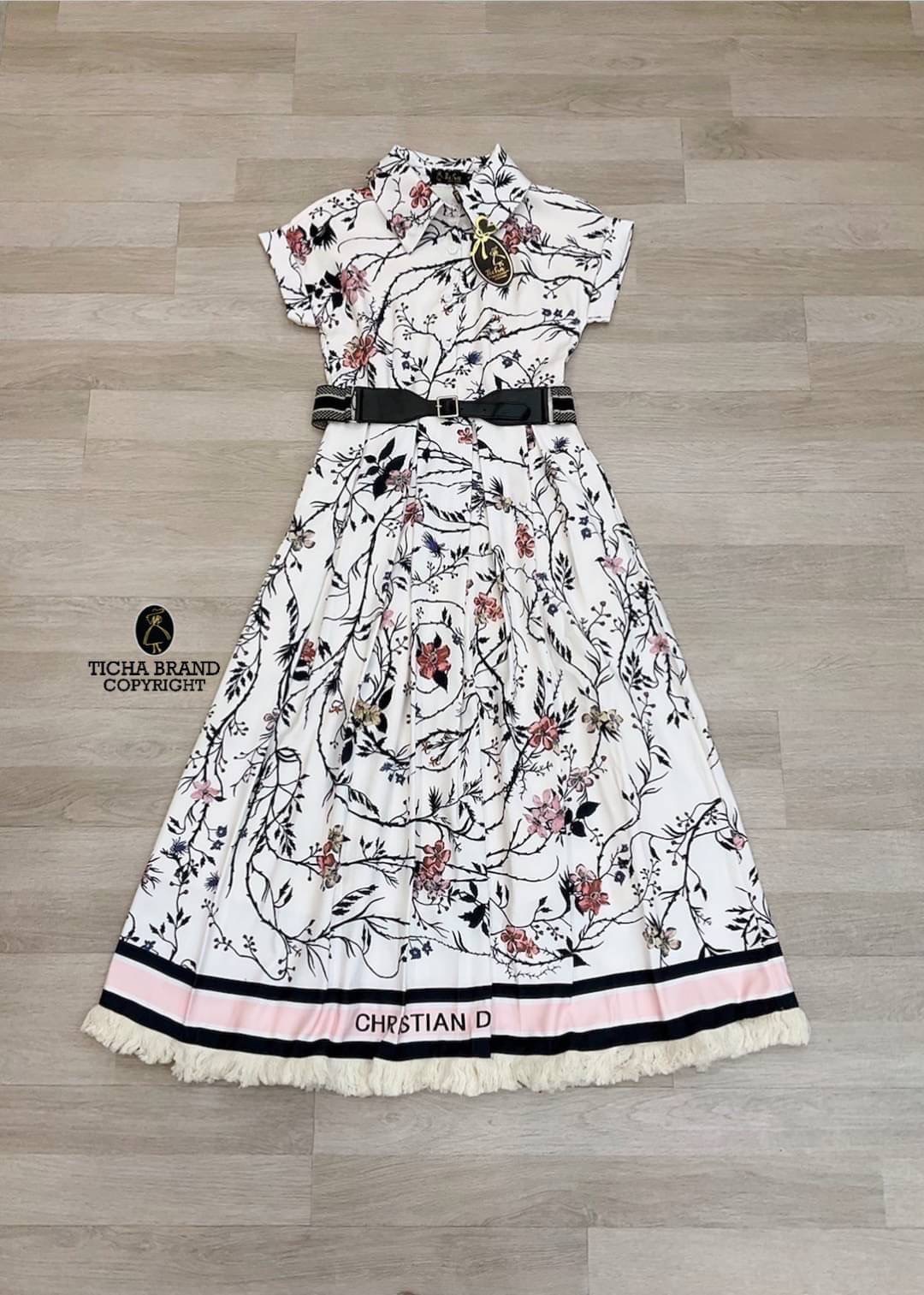 Maxi เดรส ตัวยาวแขนสั้น คอปก ด้านหน้าแต่งกระดุมครึ่งตัว ใช้งานได้จริง งานพิมพ์ลายทั้งชุด ช่วงชายกระโปรงแต่งขนพู่ลุ่ยๆ มาคู่กับเข็มขัดหนังต่อผ้ายางยืดปรับระดับได้ ทรงสวย ผ้าพริ้วใส่สบาย สวยหรูดูดีมากเลยค่า