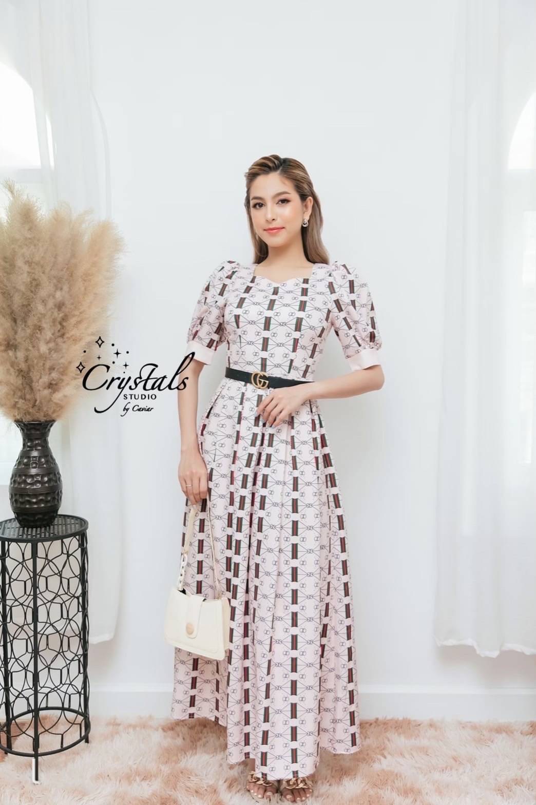 เป็นชุดที่บอกเลยว่าใส่ได้หลากหลายโอกาสแน่นอนค่ะ กับงานเดรสคอเหลี่ยม แขนตุ้กตา ช่วงเอวเก็บทรงสวย กระโปรงยาวเย็บจับจีบใหญ่รอบตัว จัดพร้อมเข็มขัดGCหัวสีทองตามรูป ด้วยดีเทลและคัตติ้งสุดพรีเมียม เนื้อผ้าพิมพ์ลายที่เป็นแบบเฉพาะจากเรา รับรองว่าไม่ซ้ำใครแน่นอน สี
