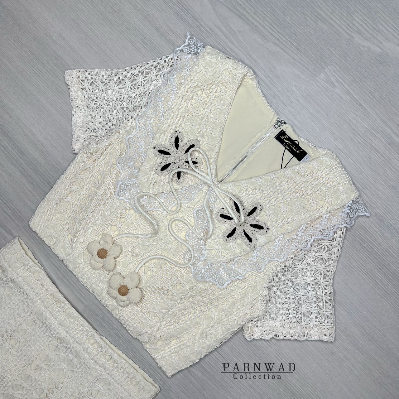 ชุดเซทแฟชั่น Set เสื้อคอปกแต่งคอด้วยดอกไม้ถักน่ารักๆ ผูกโบว์ลูกตุ้มดอกไม้ มาพร้อมกับกระโปรงยาวเอวสูง