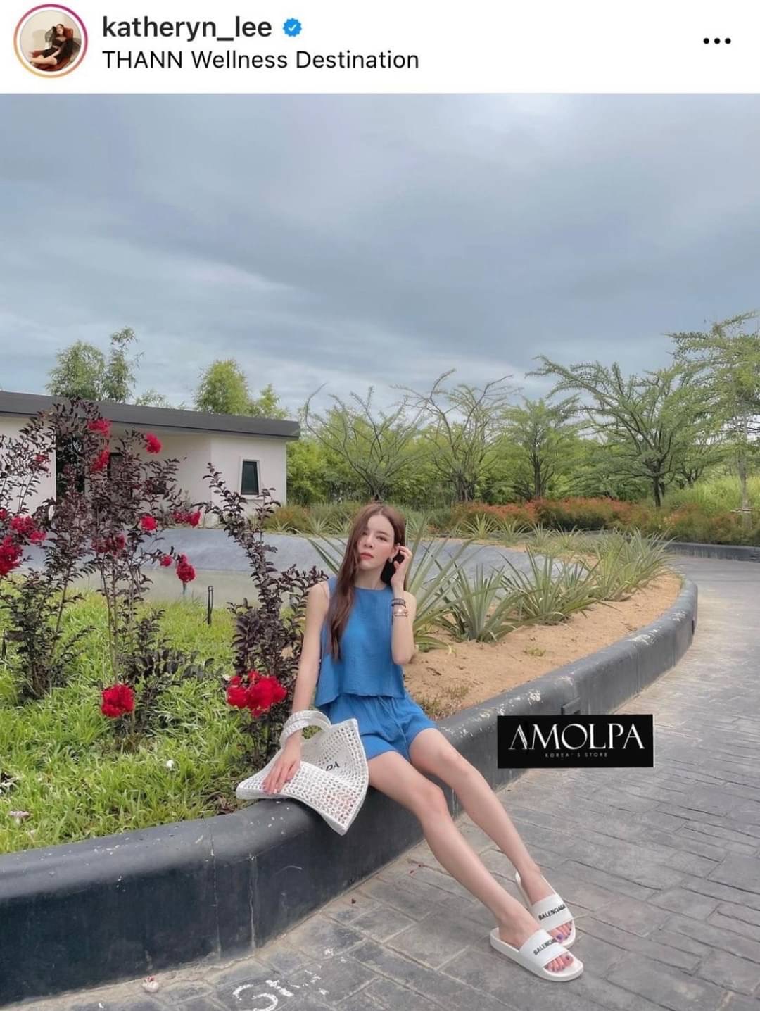 รอบ 2 มาค๊า ใครไม่มีไม่ได้ล๊าววววน๊า เก็บทุกสียังไม่ผิดหวังงงน๊า PRADA RAFFIA TOTE BAG…… ❤️NEW ACCESSORIES BY AMOLPA❤️ BRAND : PRADA Detail - มาต่อที่ ACCESSORIES PRADA RAFFIA TOTE BAG ปังมากกก!!! Prada เอาใจสาวๆ สายแฟ…. งานให้ฟิลล์ลิ่งแฮนด์