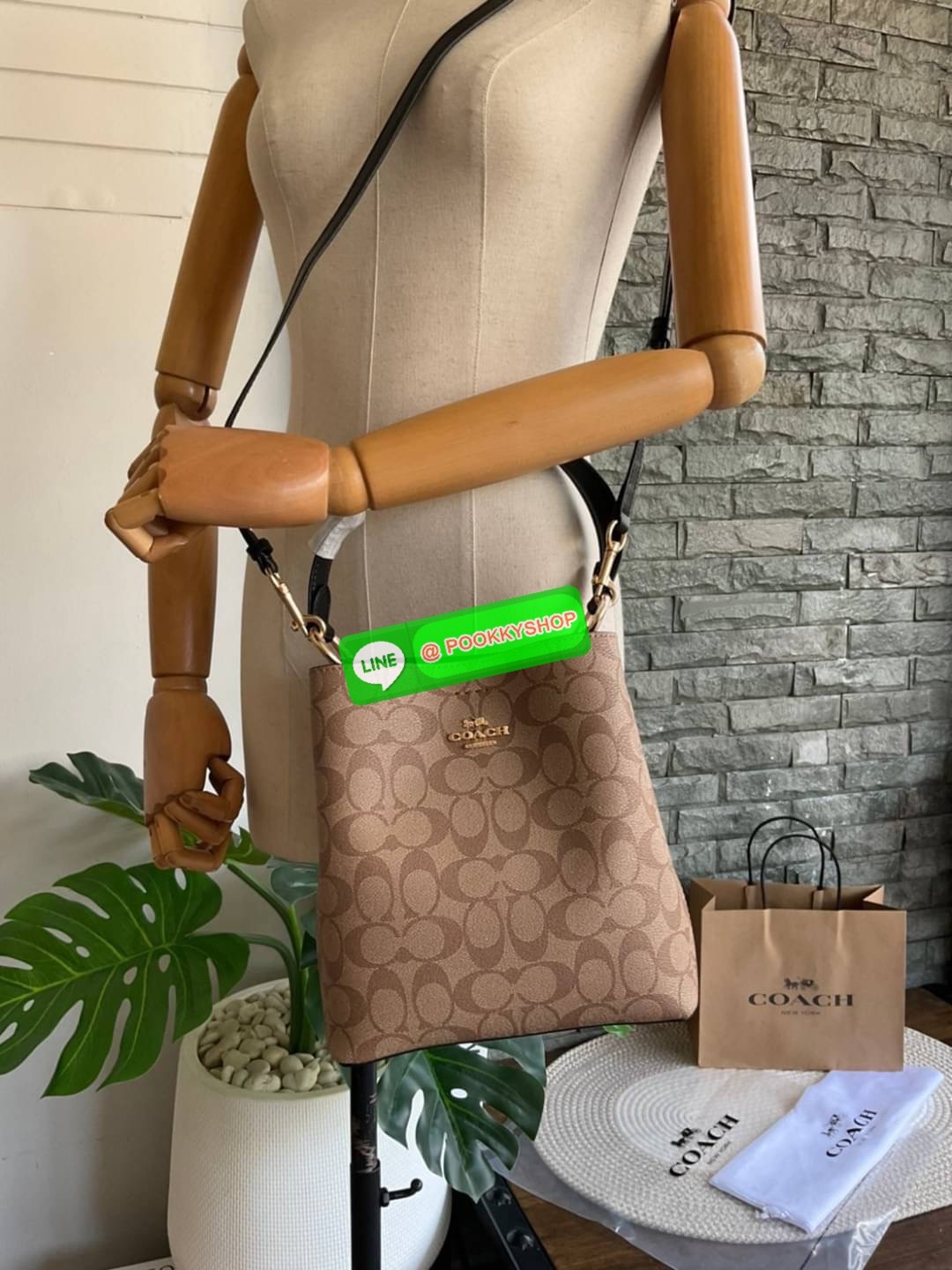 COACH SMALL TOWN BUCKET BAG IN SIGNATURE CANVAS รุ่น 2312 Collection บักเก็ตคลาสสิค รุ่นยอดนิยม กำลังมาแรงมากๆ กระเป๋าสะพายไหล่ และ Cross Body วัสดุหนังแคนวาสอย่างดี มาพร้อมสายสะพายสะพายไหล่ถอดออกไม่ได้ / สายสะพายยาว สายถอดออกได้ มี 3 ช่องใช้งาน