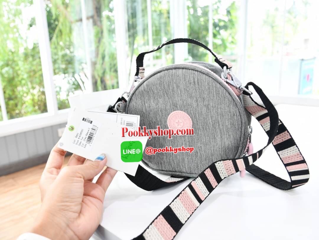 Kipling mini crossbody bag กระเป๋าสะพายข้างสไตล์น่ารักๆ ทรงกลม อยู่ทรง หูกระเป๋าและสายสะพายแมทซ์กัน ถอดสายได้ มีพวงกุญแจลิงแบบ Rubber เปิด-ปิดด้วยซิป ด้านในมีช่องเล็ก 1 ช่อง ใบนี้คุณนู๋สุดๆ ได้ไปไม่ผิดหวังแน่นอนจ๊ะแม่