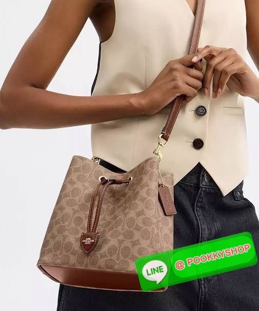 Coach Roan Bucket Bag Signature Canvas CBH07 กระเป๋าทรงบัคเก็ตใบเก๋ ดีไซน์คลาสสิก ลายซิกเนเจอร์สุดฮิต ใส่ได้ทุกโอกาส มาพร้อมสายสะพายปรับได้ ถอดได้ ใช้งานได้ทั้งสะพายไหล่ / crossbody / handheld