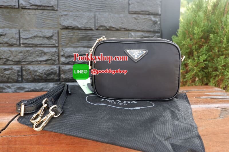 Best Seller อีกหนึ่งรุ่นค่ะ กระเป๋าอเนกประสงค์ จากแบรนด์ PRADA *พรีเมียมกิ๊ฟ** เป็นทรงสี่เหลี่ยม กระเป๋าเป็นผ้าไนล่อน ตามแบบฉบับของแบรนด์เลย ใบนี้มีสายยาว ปรับได้ 3 ระดับ สามารถสะพายเป็น shoulder bag ได้เลย ขนาดกำลังดีค่ะ มี2ซิป 2 ช่อง แยกใส่ของจุกจิ๊กได้