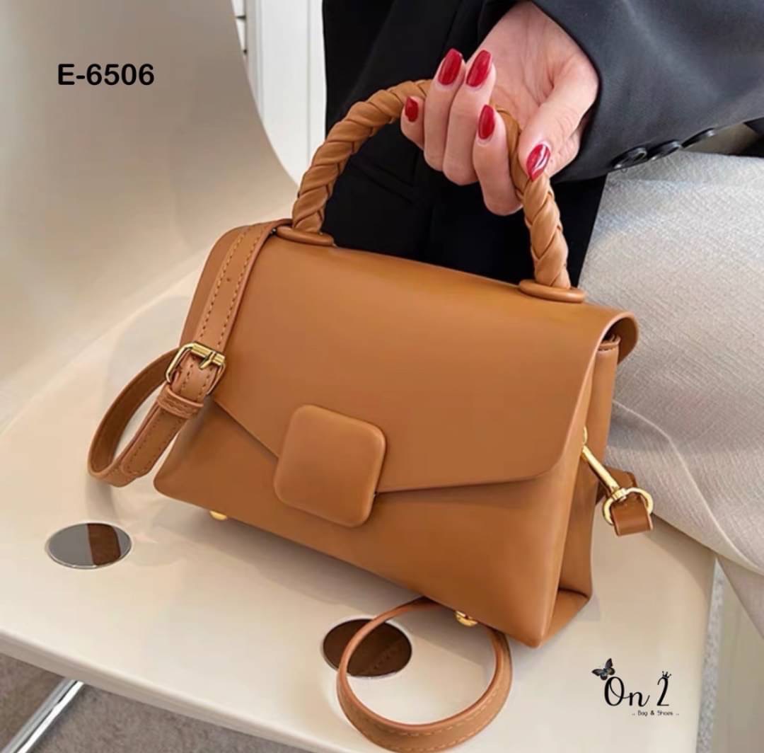 New arrivals รุ่นยอดฮิตที่ทุกคนต้องมีสีพื้น มีความคลาสสิค เรียบ แพงไม่ตะโกน สายปรับ สั้น/ คลอสบอดี้ได้ค่ะ จุได้ครบ พร้อมส่ง. ต้องจัดเลยค้า