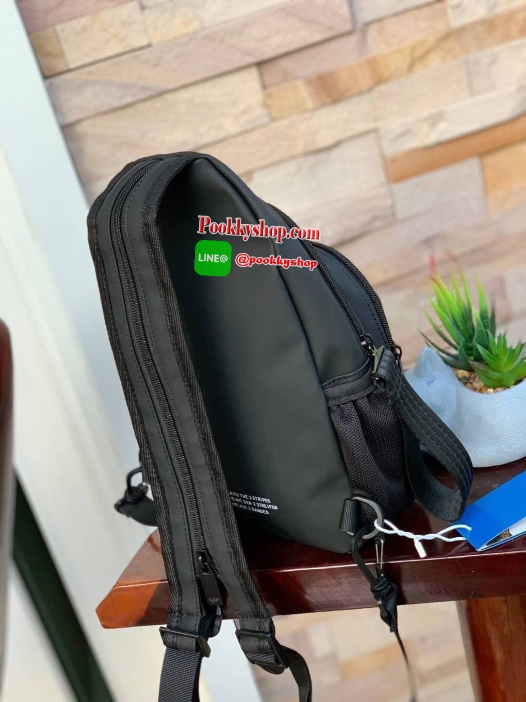 Adidas 3D Expect Originals Bag กระเป๋าสะพายคาดอก ขนาดกลาง ด้านหน้าแต่งดีเทลแบบ3D ในมีช่องแยกใส่มินิไอแพค หรือกระเป๋าสตางค์ทรงยาว มีสายสะพายที่ทันสมัยเป็นสายซิป เพราะนอกจากจะเป็นเป้สะพายแล้ว ยังสามารถนำมาสะพายไหล่ได้ มาในแบบลุคช์สไตล์ลำลองเพื่อให้คุณใช้งาน