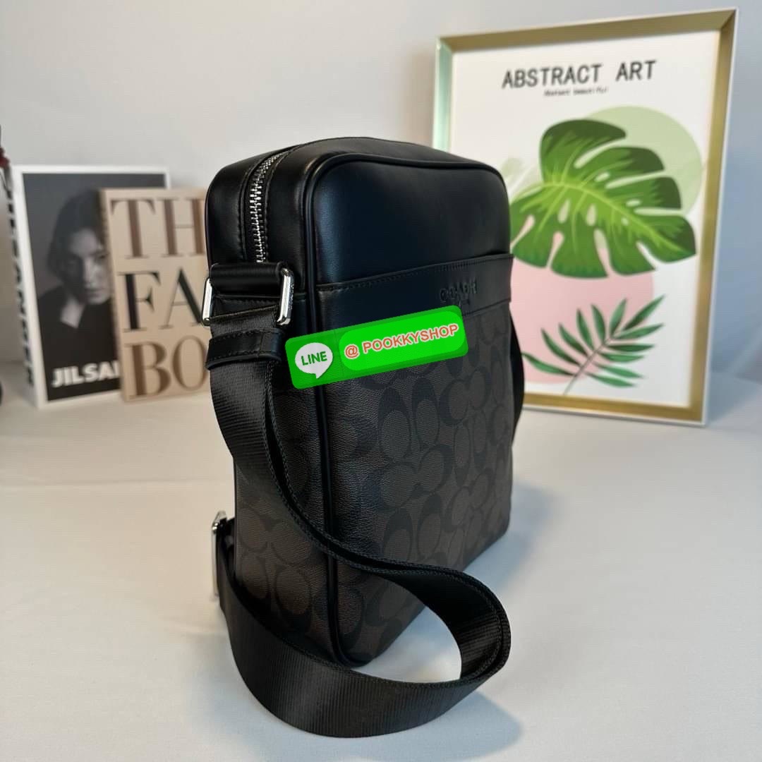 กระเป๋า Coach CHARCOAL/BLACK (COACH F54788) กระเป๋าสะพายซิกเนเจอร์เคลือบ PVC พร้อมขอบหนังปิดด้วยซิป ซับในผ้าด้านนอก: กระเป๋าแบบเปิดด้านหน้าหนึ่งช่องและกระเป๋าแบบเปิดด้านหลังหนึ่งช่อง ด้านในมีซิปและกระเป๋าเอนกประสงค์ สายปรับได้สำหรับสะพายไหล่หรือสะพายข้าง