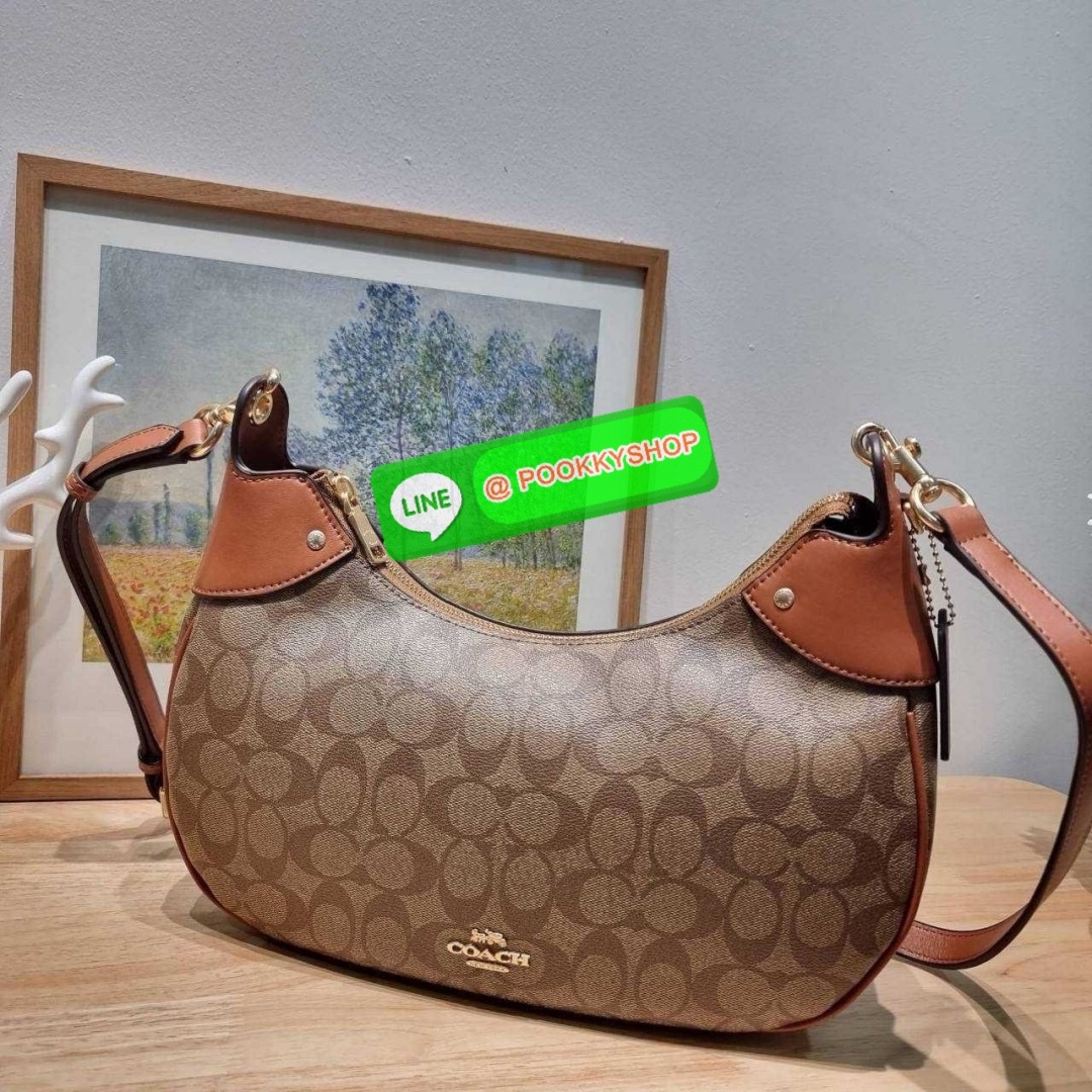 COACH CI791 MARA HOBO IN SIGNATURE CANVAS 🔆 Details รุ่นใหม่ พร้อมสีใหม่ก่อนใคร กับกระเป๋าสะพายทรงโฮโบ ใบใหญ่จุใจ ดีไซน์ออกมาให้รูปทรงดูหรู สุดพิเศษที่มีสายสะพายมาให้ถึง 2 แบบ เป็นสายสั้นสำหรับสะพายไหล่ และสายยาวสำหรับสะพายข้าง สามารถสลับใช้ได้ตาม