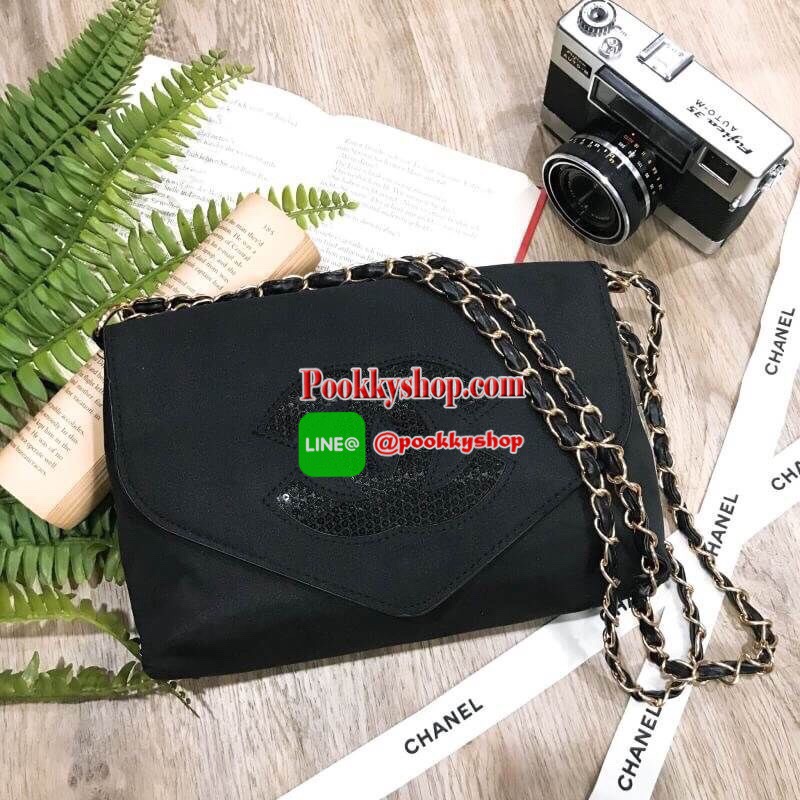 ห้ามพลาดรุ่นใหม่ล่าสุด! Chanel Envelope Cosmetic Bag With Chain VIP Gift With Purchase (GWP) พรีเมี่ยมเเท้จาก Chanel Cosmetic Counter ดีไซน์รูปซองจดหมายวัสดุ Nylon&Polyester 100% อยู่ทรงสวยด้านหน้าประดับโลโก้แบรนด์วิ้งๆสวยหรูดูดี เปิดปิดด้วยฝาปิดพร้อมซิปแ