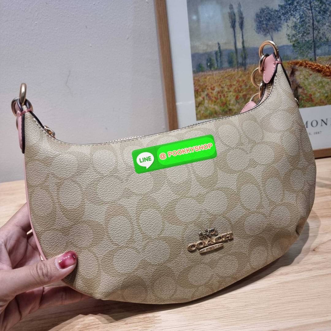 COACH CE620 PAYTON HOBO IN SIGNATURE CANVAS คอลเลคชั่นใหม่ 2023 มาแรงเกินต้าน ด้วยรูปทรงโฮโบสุดคลาสสิค สะดวกใช้ได้ในทุกวัน ขนาดกะทัดรัด แต่จุของได้เต็มที่ วัสดุหนังแคนวาสเคลือบลาย น้ำหนักเบา เปิดใช้งานด้วยซิป สายสะพายในตัวหนังสลับโซ่ ภายในเป็นช่องโล่ง ใส่